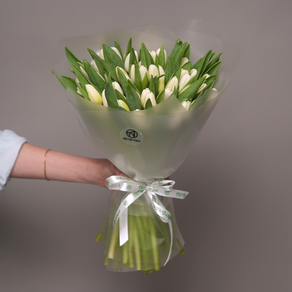 Букет из 51 белого тюльпана (Голландия) в корейской матовой упаковке
