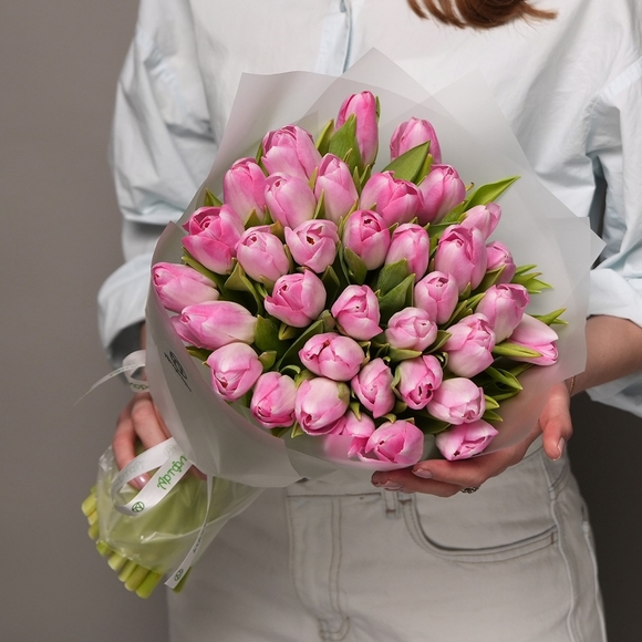 Букет из 35 розовых тюльпанов (Голландия) в корейской матовой упаковке