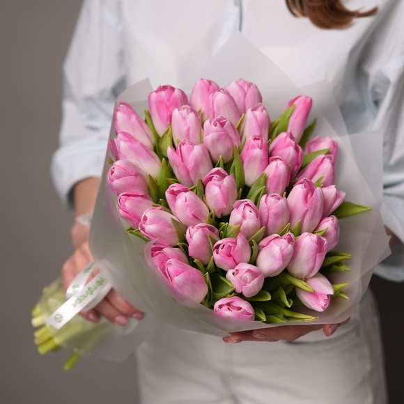 Букет из 35 розовых тюльпанов (Голландия) в корейской матовой упаковке