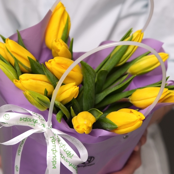 Тюльпаны желтые в сумочке