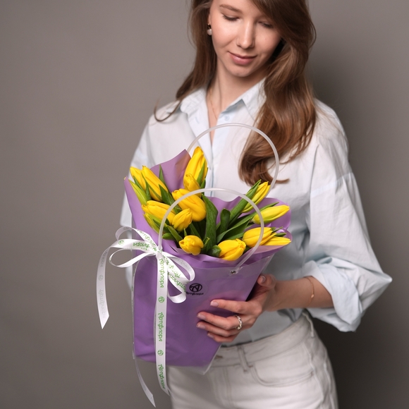Тюльпаны желтые в сумочке