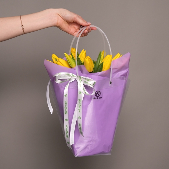 Тюльпаны желтые в сумочке