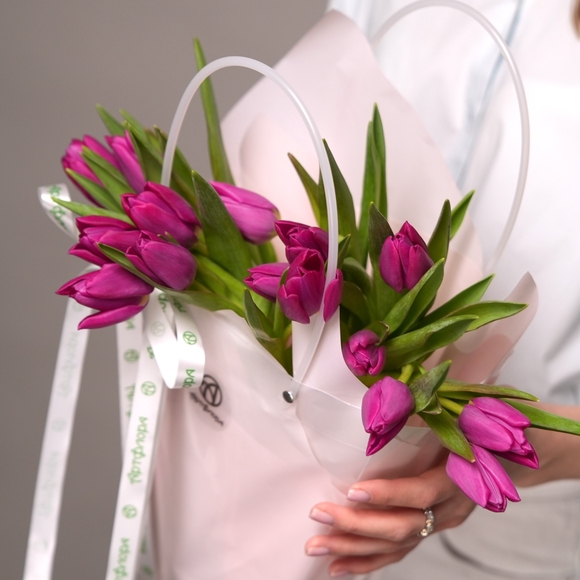 Тюльпаны малиновые в сумочке