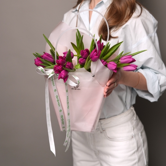 Тюльпаны малиновые в сумочке