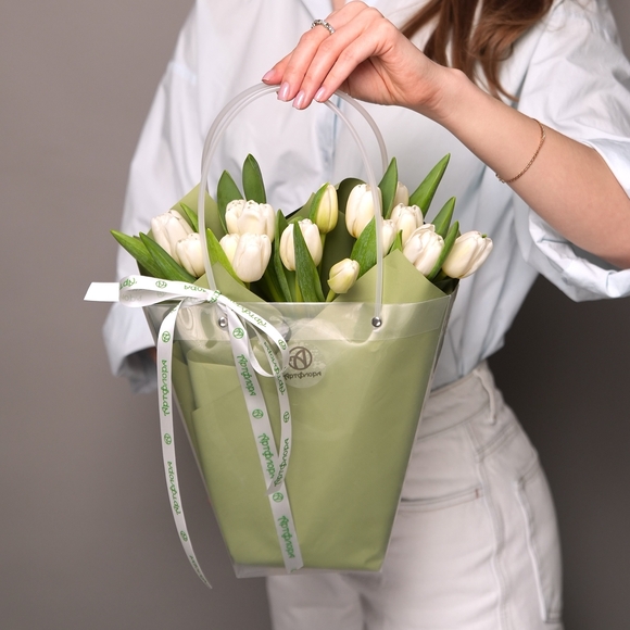 Тюльпаны белые в сумочке