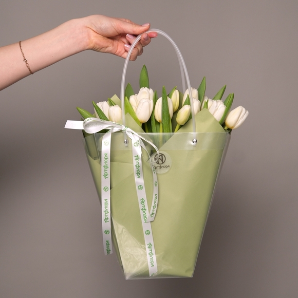 Тюльпаны белые в сумочке
