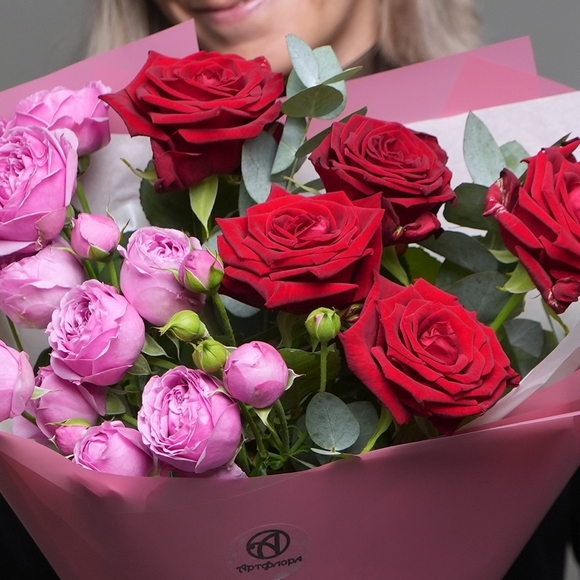 Букет из пионовидных малиновых кустовых роз и красных роз - S в корейской упаковке