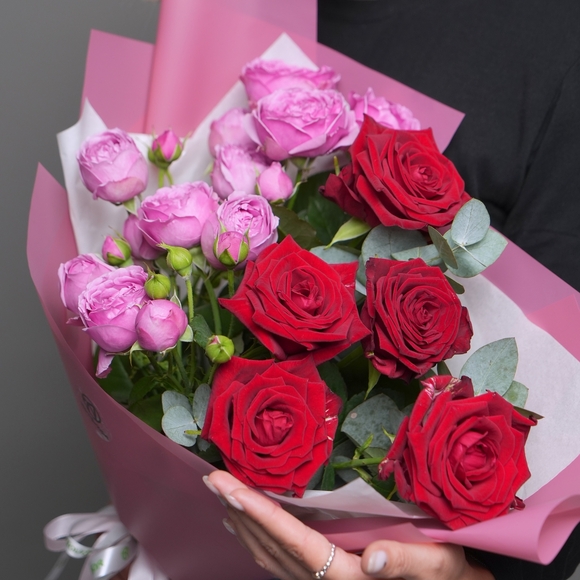 Букет из пионовидных малиновых кустовых роз и красных роз - S в корейской упаковке