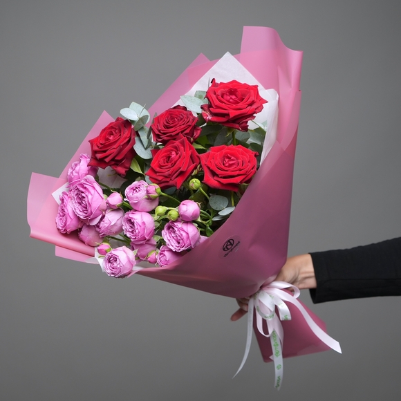 Букет из пионовидных малиновых кустовых роз и красных роз - S в корейской упаковке