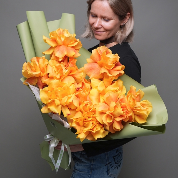 Букет из 11 оранжевых французских роз в корейской упаковке
