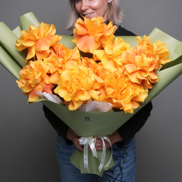 Букет из 11 оранжевых французских роз в корейской упаковке