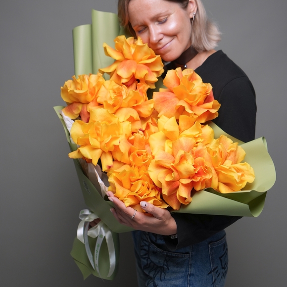 Букет из 11 оранжевых французских роз в корейской упаковке