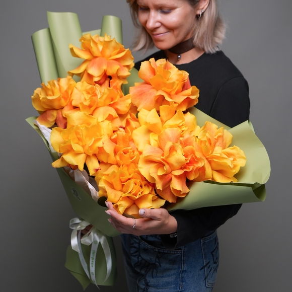 Букет из 11 оранжевых французских роз в корейской упаковке