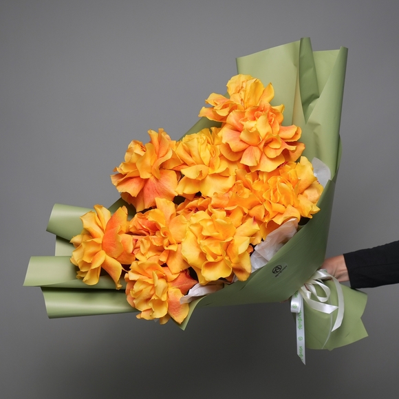 Букет из 11 оранжевых французских роз в корейской упаковке