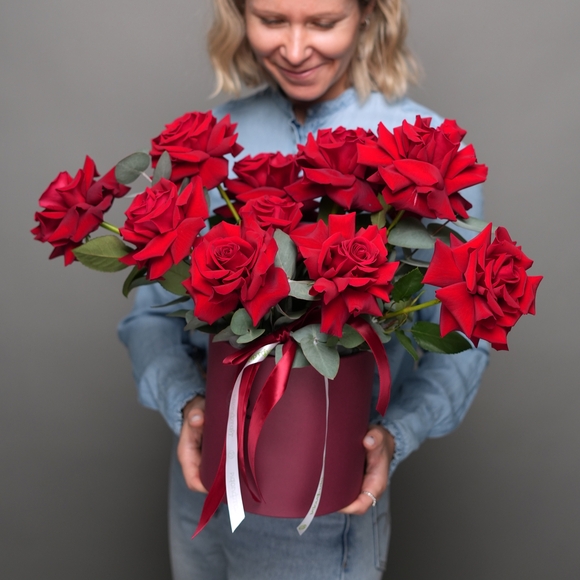 Шляпная коробка с красными французскими розами