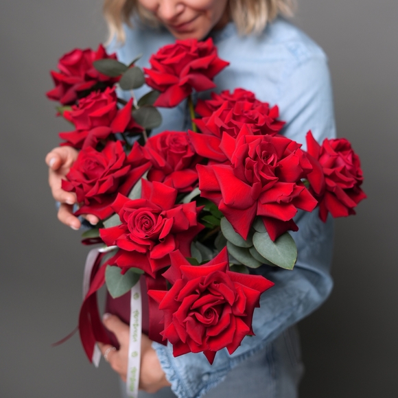 Шляпная коробка с красными французскими розами