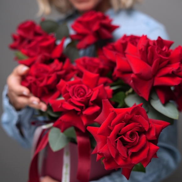 Шляпная коробка с красными французскими розами