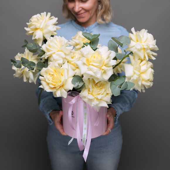 Шляпная коробка с кремовыми французскими розами - L