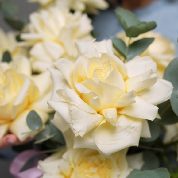 Шляпная коробка с кремовыми французскими розами - L