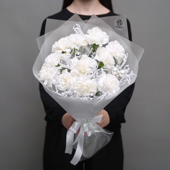 Зимний букет белый «Облачный танцор» PANTONE 2026 с диантусом