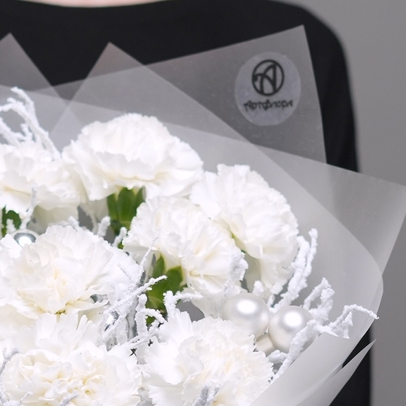 Зимний букет белый «Облачный танцор» PANTONE 2026 с диантусом