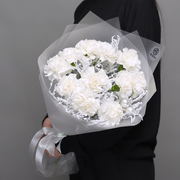 Зимний букет белый «Облачный танцор» PANTONE 2026 с диантусом