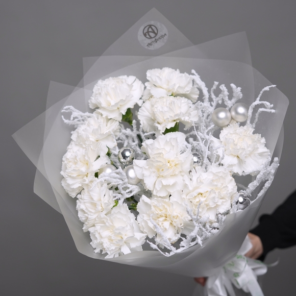 Зимний букет белый «Облачный танцор» PANTONE 2026 с диантусом