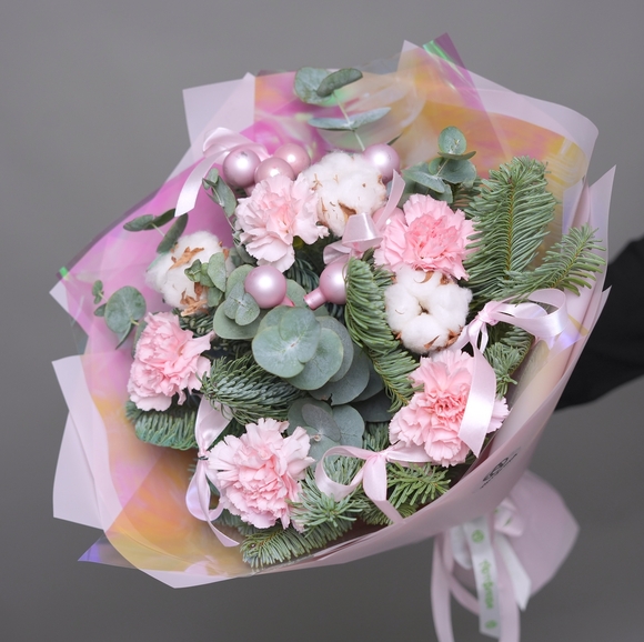 Зимний букет розовый с диантусом 