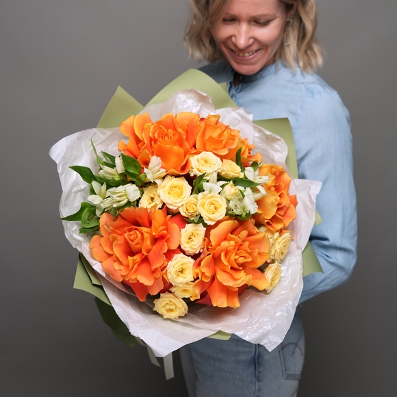 Букет из оранжевых французских роз, кустовых роз и альстромерий
