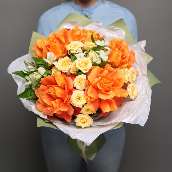 Букет из оранжевых французских роз, кустовых роз и альстромерий