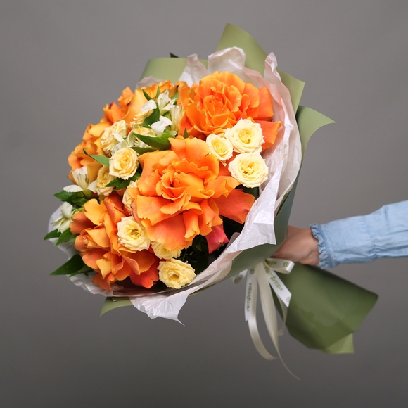 Букет из оранжевых французских роз, кустовых роз и альстромерий