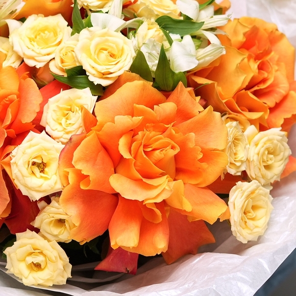 Букет из оранжевых французских роз, кустовых роз и альстромерий
