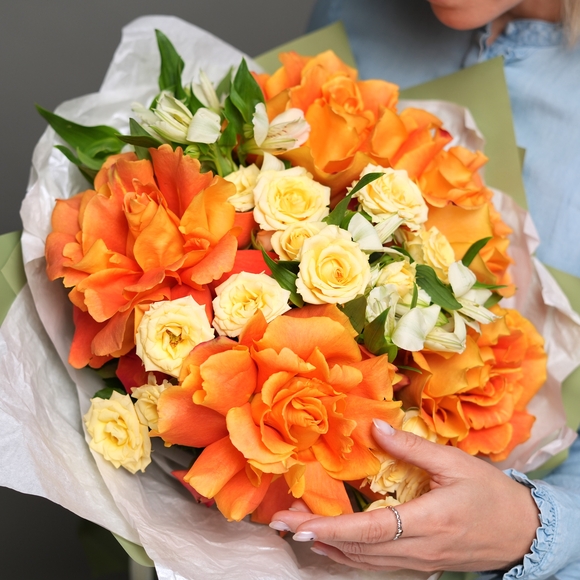 Букет из оранжевых французских роз, кустовых роз и альстромерий