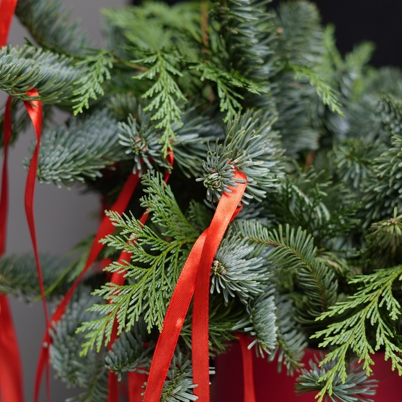 Зимняя шляпная коробка с красными лентами