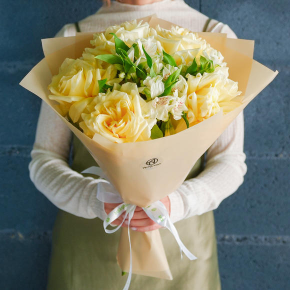 Букет из светлых французских роз и альстромерии - М