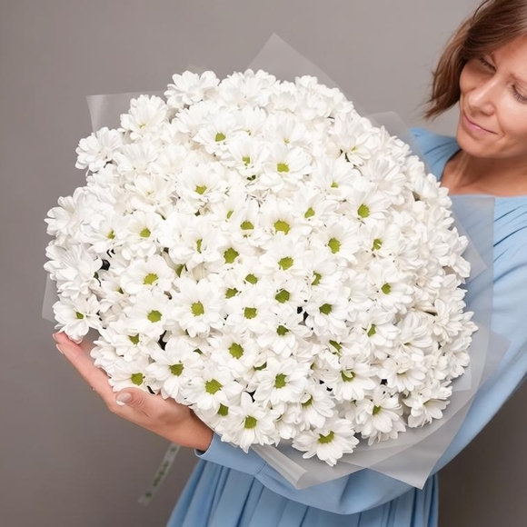 Букет из 21 белых кустовых хризантем Бакарди (ромашка) в корейской матовой упаковке