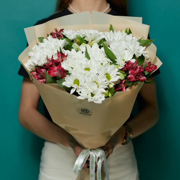 Букет из альстромерии микс и хризантем Бакарди - M