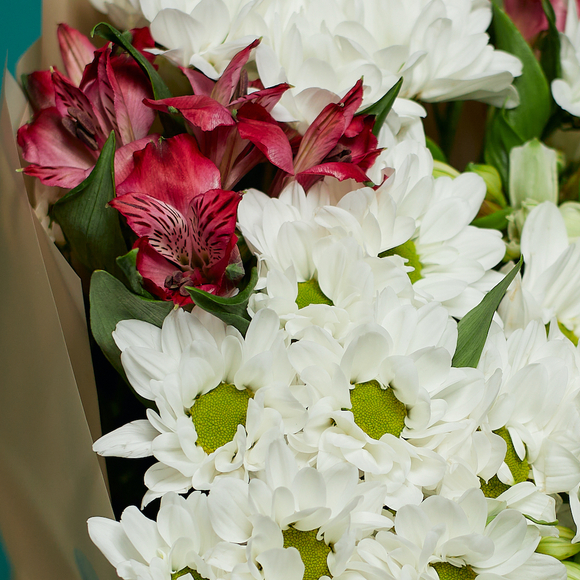 Букет из альстромерии микс и хризантем Бакарди - M