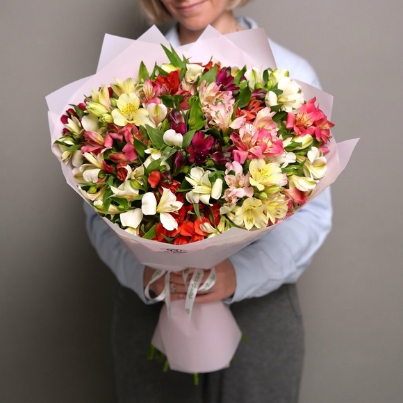 Букет из 25 альстромерий микс в корейской светлой упаковке