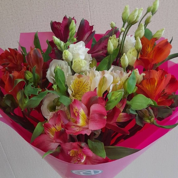 Букет из альстромерии микс и лизиантуса - S