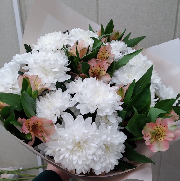 Букет из альстромерии микс и хризантем - M