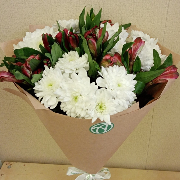 Букет из альстромерии микс и хризантем - M