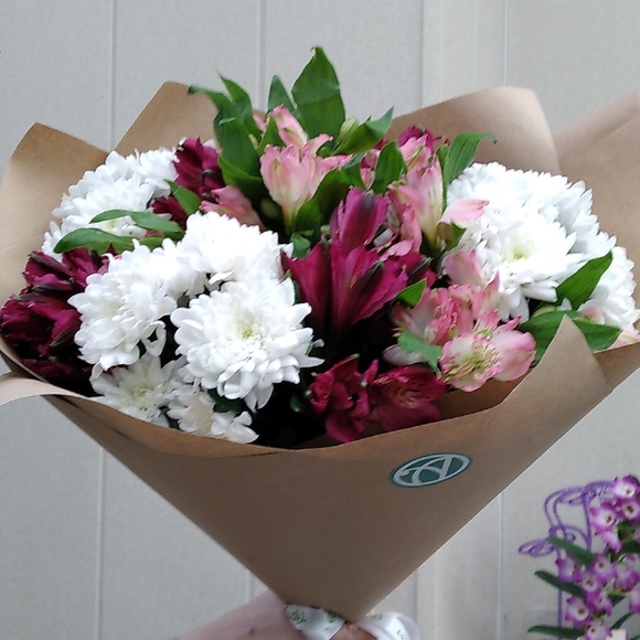 Букет из альстромерии микс и хризантем - M
