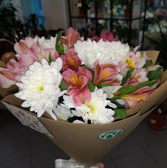 Букет из альстромерии микс и хризантем - M