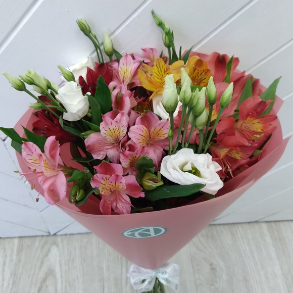 Букет из альстромерии микс и лизиантуса - S