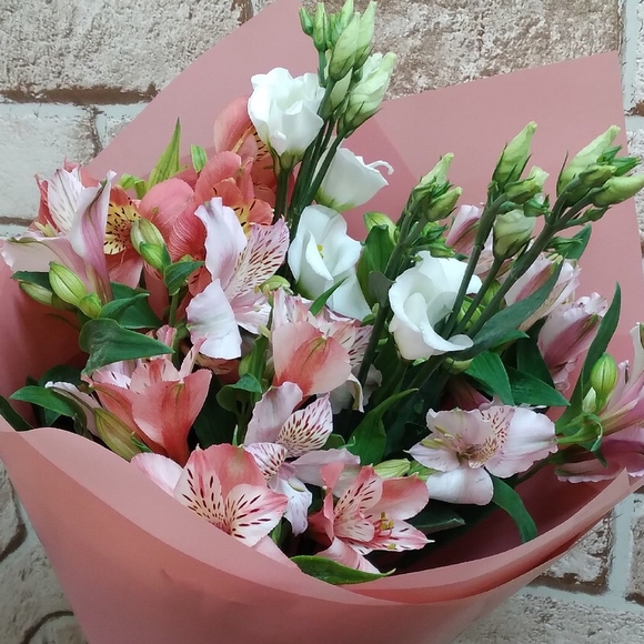 Букет из альстромерии микс и лизиантуса - S