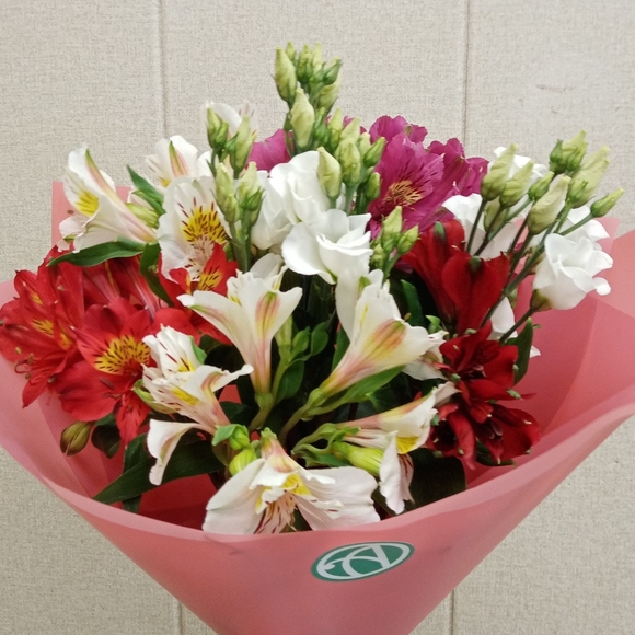 Букет из альстромерии микс и лизиантуса - S