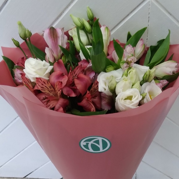 Букет из альстромерии микс и лизиантуса - S