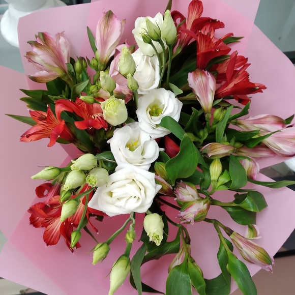 Букет из альстромерии микс и лизиантуса - S