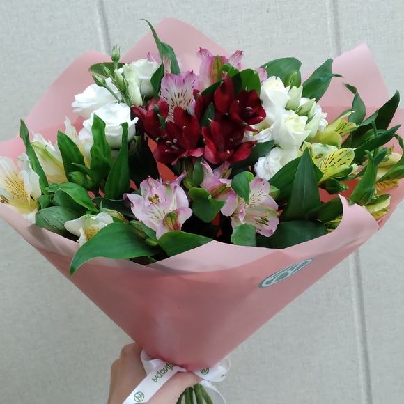 Букет из альстромерии микс и лизиантуса - S